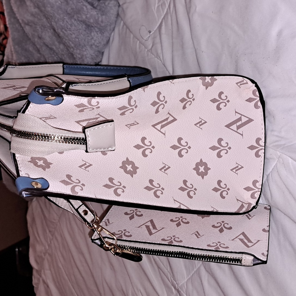 Adrienne Vittadini bag with detachable bag & wallet, & crossbody strap - Picture 8 of 16